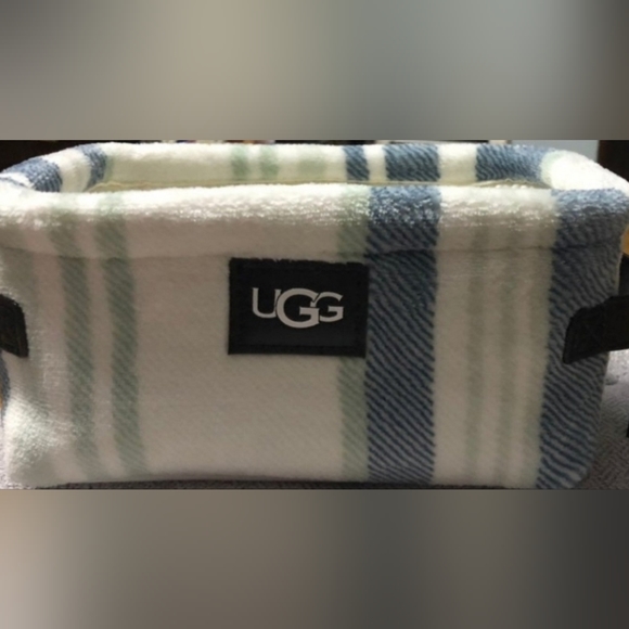 UGG towel set. (No Shower curtain, it sold). - Picture 3 of 5